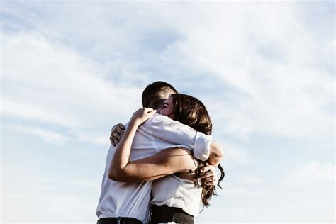 7 Common Types Of Hugs & The Meaning Behind Each